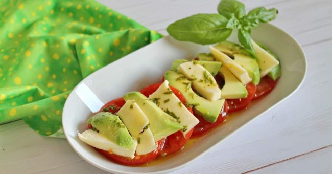 Caprese saláta avokádóval Caprese saláta avokádóval